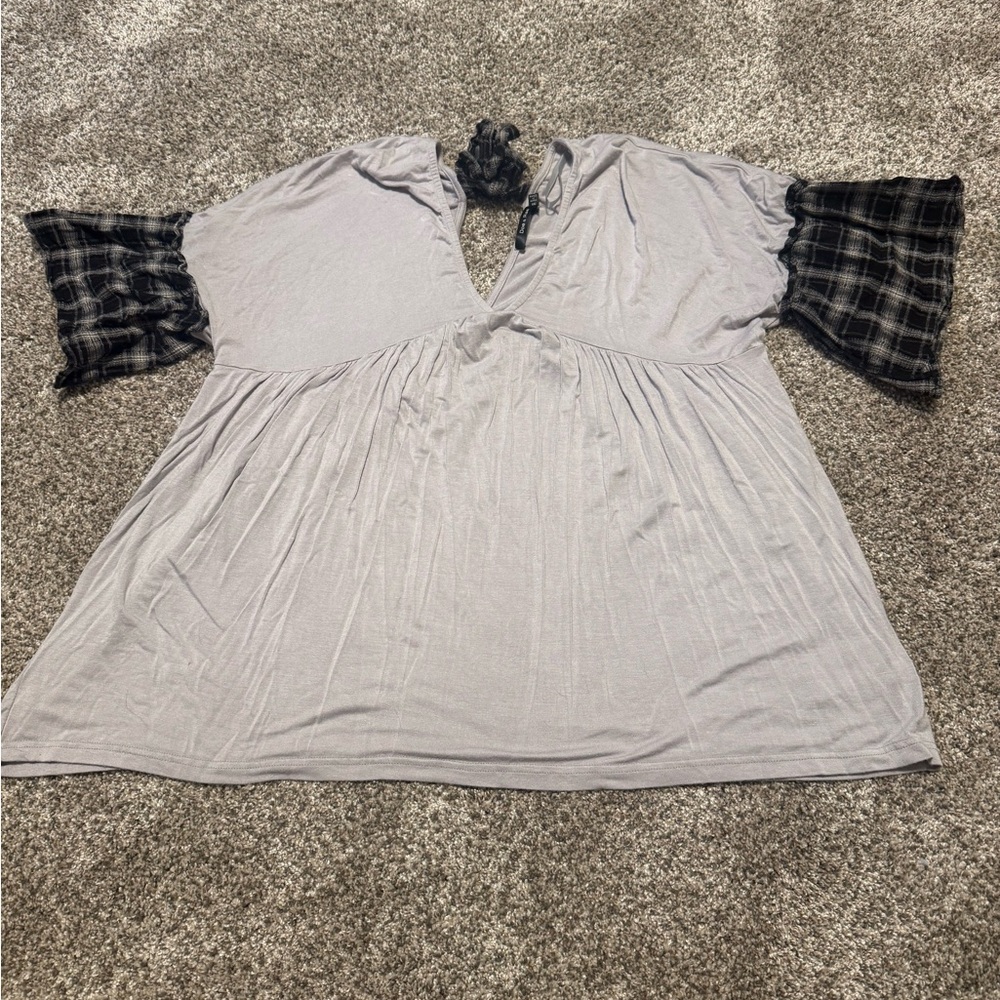 Doe & Rae Light Gray Top with Black Plaid Sleeves